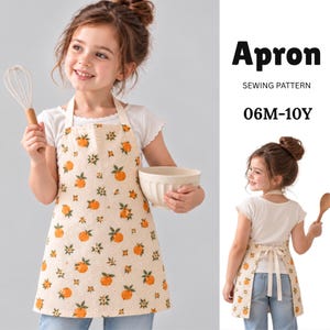 Puede incluir: Un patrón de costura para delantal, tallas 06M-10Y, en tela color crema con un estampado repetitivo de naranjas y pequeñas flores blancas. El delantal cuenta con una cinta para el cuello y lazos en la cintura, visto de frente y de espaldas.