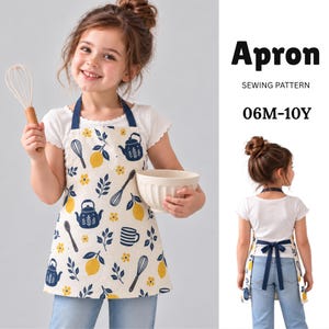 Könnte beinhalten: Ein Schürzen-Schnittmuster mit der Aufschrift Apron SEWING PATTERN 06M-10Y. Die Schürze hat einen cremefarbenen Hintergrund mit einem Muster aus dunkelblauen Teekannen, Schneebesen, Tassen und gelben Zitronen mit kleinen Blumen. Dunkelblaue Bänder.