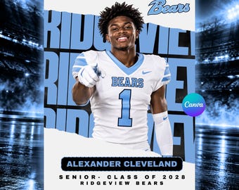 Può includere: Un poster sportivo con un giocatore di football americano in maglia bianca e azzurra con il numero 1 e la parola BEARS. Il testo recita ALEXANDER CLEVELAND, SENIOR CLASS OF 2028, RIDGEVIEW BEARS e BEARS su uno sfondo di stadio.