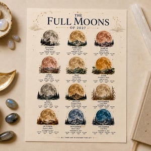 Puede incluir: Una lámina de calendario color crema titulada The Full Moons of 2027, que presenta doce ilustraciones circulares de fases lunares sobre paisajes. Cada mes incluye el nombre de la luna, la fecha y las horas en EST, CST, MST y PST.