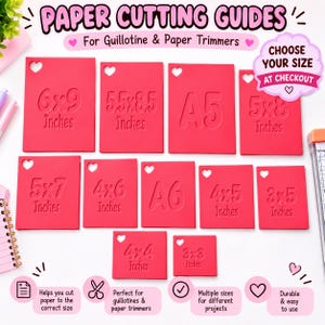 Può includere: Una collezione di undici guide rettangolari rosse per il taglio della carta per ghigliottine e taglierine. Ogni guida presenta un ritaglio a forma di cuore e un testo in rilievo che indica varie dimensioni, tra cui 6x9, 5.5x8.5, A5, 5x8, 5x7, 4x6, A6, 4x5, 3x5, 4x4 e 3x3 pollici.