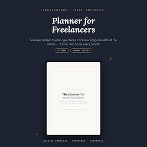 Puede incluir: Un planificador digital para trabajadores autónomos mostrado en la pantalla de una tableta sobre un fondo oscuro. El texto dice Planner for Freelancers, 10 Pages, Interactive PDF, The planner for work well done, Digital Download, Printable y Goodnotes.