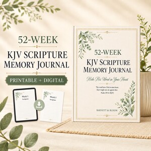 Può includere: Un diario di memoria delle Scritture KJV di 52 settimane con copertina color crema, illustrazioni botaniche verdi e bordi dorati. Il testo recita 52-WEEK KJV SCRIPTURE MEMORY JOURNAL, PRINTABLE + DIGITAL, Hide His Word in Your Heart e BARNETT & BLOOM.