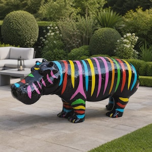 Può includere: Una grande scultura di ippopotamo nero lucido caratterizzata da vivaci strisce verticali multicolori nelle tonalità del rosa, giallo, blu, verde e arancione su tutto il corpo, la testa e le zampe, posizionata di profilo su un patio in pietra.
