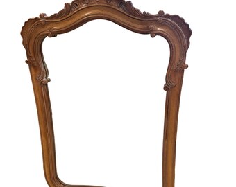 Espejo de pared de nogal tallado de estilo francés de la colección Henredon Villandry de finales del siglo XX