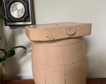 Antikes Holzfass mit Deckel – Rustikales, handgefertigtes Aufbewahrungsmöbel im Landhausstil, rustikales, bemaltes Dekorationsobjekt