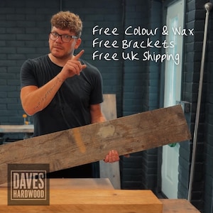 Puede incluir: Una pieza rectangular de madera recuperada con una textura marr&oacute;n desgastada y una tenue marca vertical amarilla. El texto superpuesto dice: Free Colour & Wax, Free Brackets, Free Uk Shipping. Un logo muestra: DAVES HARDWOOD.