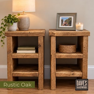 Puede incluir: Dos mesas auxiliares a juego hechas de madera marrón con veta visible. Cada mesa cuenta con una superficie superior plana, un estante central y un estante inferior. El texto "Rustic Oak" y "DAVES HARDWOOD" es visible en las esquinas.