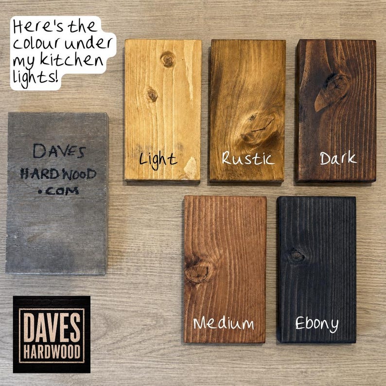Puede incluir: Seis bloques de madera rectangulares que muestran varios colores de tinte etiquetados como Light, Rustic, Dark, Medium y Ebony. Un bloque gris presenta el texto DAVES HARDWOOD.COM y un logotipo de DAVES HARDWOOD. El texto dice: Here's the colour under my kitchen lights!
