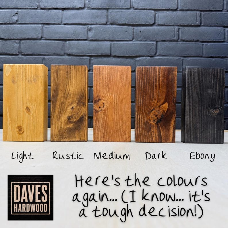 Puede incluir: Cinco bloques de madera rectangulares dispuestos en fila, mostrando diferentes acabados de tinte para madera etiquetados como Light, Rustic, Medium, Dark y Ebony. El texto "Daves Hardwood" y "Here's the colours again... (I know... it's a tough decision!)" es visible.