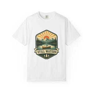 Camiseta Still Waters Retro Outdoor Badge / Camiseta para acampar en el lago / Camiseta con estampado Comfort Colors / Regalo para excursionistas