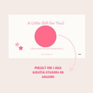 Op de afbeelding: Een rechthoekige witte kaart met de roze tekst A Little Gift for You! en twee kleine roze sterren. Een grote roze cirkel is gecentreerd met de tekst Place 1-Inch Scratch Sticker Here eronder. Het woord front en your.instagram zijn zichtbaar.