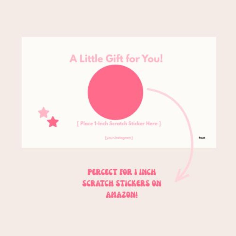 Op de afbeelding: Een rechthoekige witte kaart met de roze tekst A Little Gift for You! en twee kleine roze sterren. Een grote roze cirkel is gecentreerd met de tekst Place 1-Inch Scratch Sticker Here eronder. Het woord front en your.instagram zijn zichtbaar.