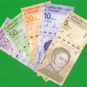 Puede incluir: Un abanico de cinco billetes venezolanos de 5, 10, 20, 50 y 100 Bolívares. Cada billete presenta el texto República Bolivariana de Venezuela, valores numéricos y el retrato de un personaje histórico en el billete de 5 Bolívares.