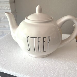 Teiera in ceramica STEEP di Rae Dunn con coperchio
