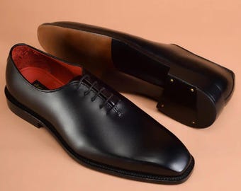 Chaussures Oxford pour homme en cuir noir, laçage fermé, bout carré, style habillé.