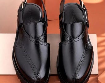 Herren-Peshawari Chappal aus schwarzem Leder: Handgefertigte traditionelle Sandalen
