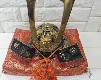 鉄製の兜と枕付きの侍ヘルメット 日本の南部鉄器工芸品 装飾置物 #7058