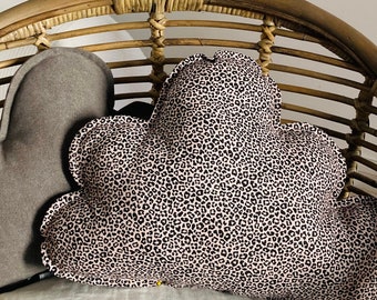 Coussin nuage petits motifs léopard noirs, fond vieux rose