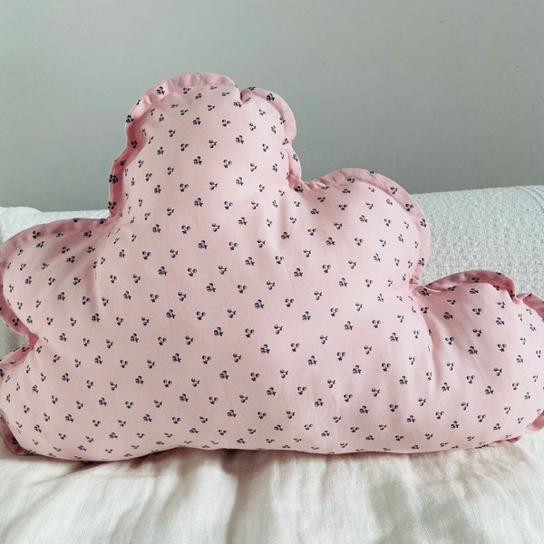 Coussin nuage rose motif cerises