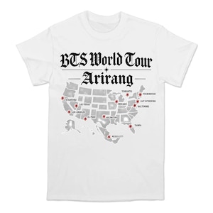 Puede incluir: Una camiseta blanca de manga corta con texto negro que dice BTS World Tour Arirang. Debajo del texto hay un mapa gris de América del Norte con iconos de estrellas rojas que marcan varias ciudades, incluidas Stanford, Las Vegas y Toronto.