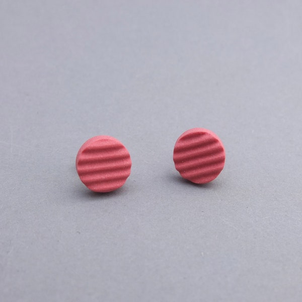 Elegantes orejeras de perno, pendientes redondos de porcelana moderna, pendientes de poste rojo, poste de perno rojo, hecho a mano, pendientes de cerámica