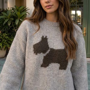 Scottie-Hunde-Pullover, grau melierter Strickpullover mit Rundhalsausschnitt für Damen, lässiger Alltagspullover, Outfit für den schnellen Kaffee, Basic für die Wochenendgarderobe