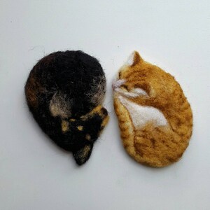 Cat Brooch Animal Pin Cat Pin Felted brooch Cat jewellery Gift brooch Sweet Cat Wool accessories Sleeping Cat Ginger cat Needle felted cat image 4