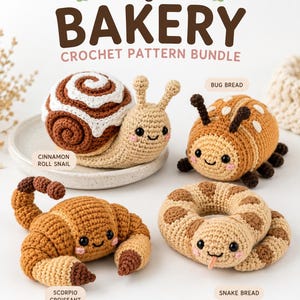 Könnte beinhalten: Ein Häkelmuster-Set mit dem Titel Oddly Cute Bakery, bestehend aus vier Amigurumi-Figuren: einer braun-weißen Zimtschnecken-Schnecke, einem braunen Käferbrot, einem braunen Skorpion-Croissant und einem beigefarbenen Schlangenbrot.