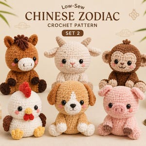 Puede incluir: Un conjunto de seis animales de ganchillo que representan los signos del zodiaco chino, incluyendo un caballo marrón, una cabra blanca, un mono marrón, un gallo blanco y rojo, un perro beige y un cerdo rosa, con el texto Low-Sew CHINESE ZODIAC CROCHET PATTERN SET 2.