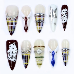 Uñas postizas estilo preppy con corbata y tacón de aguja, reloj 3D con estampado de cartas de póker a cuadros, uñas postizas con corbata, uñas estilo Dark Academia para cumpleaños, regalo de fiesta para ella.