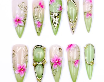 Unhas postiças longas e estilete florais 3D em tons de verde e rosa, feitas à mão com detalhes dourados, perfeitas para casamentos, aniversários e como presente.