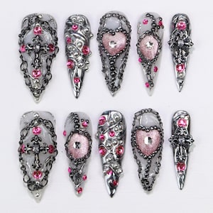 Uñas postizas góticas 3D con forma de corazón rosa, diseño de estilete, con base fresca y cadena cruzada, estilo emo alternativo Y2K oscuro, para fiestas, cosplay, festivales y sesiones de fotos.
