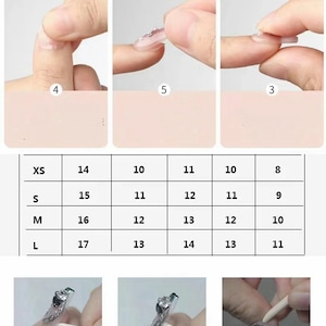 Pu&ograve; includere: Istruzioni per l'applicazione di unghie finte. I passaggi mostrano come preparare l'unghia, applicare l'adesivo e premere l'unghia. &Egrave; inclusa una tabella delle taglie con misure in centimetri. L'immagine finale mostra una persona che usa un bastoncino di legno per spingere l'unghia verso il basso.