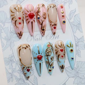 Unghie con fiori dorati dipinti a mano rosa e blu, eleganti unghie finte, unghie acriliche, unghie premium personalizzate e riutilizzabili, unghie giapponesi, unghie regalo, Y2K
