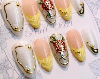 Unghie finte effetto vetrata: rosa con riflessi dorati, nail art floreale di lusso