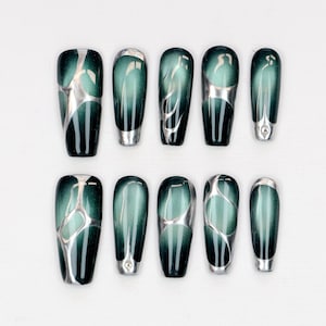 Gothic Lange Stiletto Press On Nails, Dark Glam Fake Nails, Custom 3D Metallic Silber und Holographische Akzente Nail Art Luxus Chrome Nais Y2K
