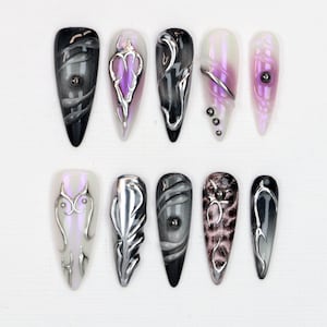 Gothic Lange Stiletto Press On Nails, Dark Glam Fake Nails, Custom 3D Metallic Silber und Holographische Akzente Nail Art Luxus Chrome Nais Y2K