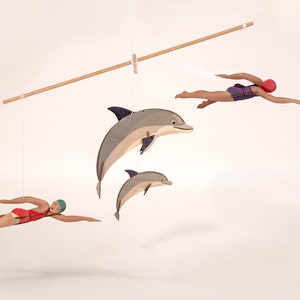 Schwimmerin und Delfine Mobile