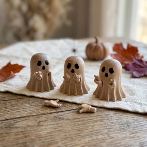 Houten spookfiguurtje, schattige Halloween-huisdecoratie, griezelig bureauornament, herfstdecoratie voor op de plank, speels spookverzamelobject, herfstcadeau voor een vriend(in)