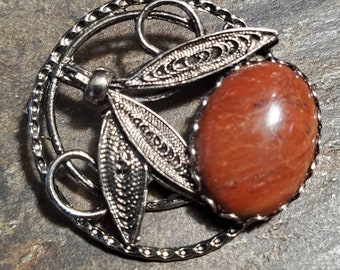Geballter Jasper Brooch in antiker Silbermontage