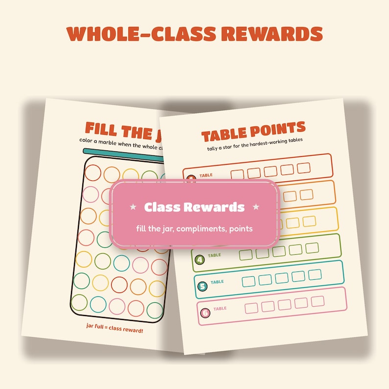 Pode incluir: Duas tabelas de recompensas educativas em papel creme. Uma folha apresenta um frasco com c&iacute;rculos para colorir, intitulado FILL THE JAR. A outra folha tem linhas para TABLE POINTS. Um ret&acirc;ngulo rosa exibe Class Rewards fill the jar, compliments, points.