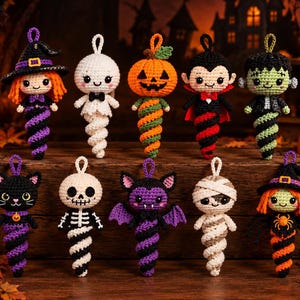 Könnte beinhalten: Eine Sammlung von zehn gehäkelten Halloween-Anhängern, darunter eine Hexe, ein Geist, ein Kürbis, ein Vampir, ein Frankenstein-Monster, eine schwarze Katze, ein Skelett, eine Fledermaus, eine Mumie und eine Spinne, jeweils mit einer spiralförmigen Basis.