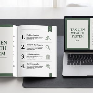 Puede incluir: Un libro abierto titulado Tax Lien Wealth System con una guía de cuatro pasos y un portátil que muestra el mismo título y una tabla de contenidos. Las páginas del libro muestran texto e iconos de subasta, lupa, lista de verificación y puja.