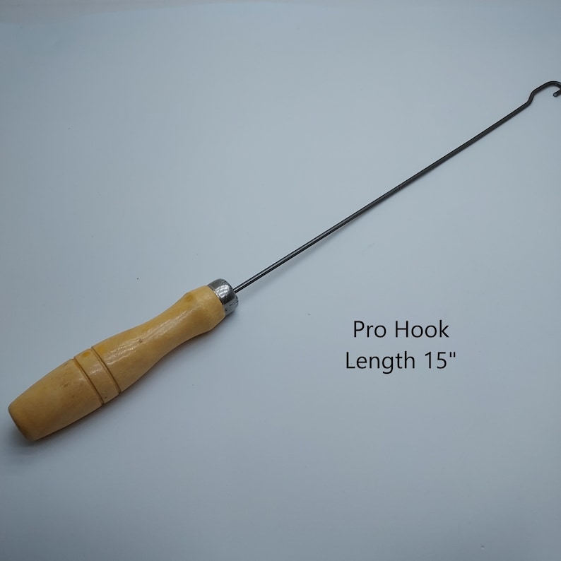 Puede incluir: Un gancho de metal con mango de madera de 15 pulgadas de largo. Pro Hook est&aacute; impreso en el fondo blanco.