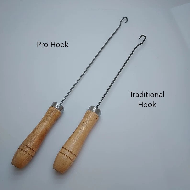 Puede incluir: Dos ganchos con mango de madera y bucles de alambre met&aacute;lico. El gancho de la izquierda est&aacute; etiquetado como "Pro Hook" y el gancho de la derecha est&aacute; etiquetado como "Traditional Hook".