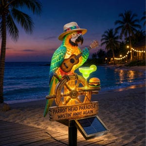 Pode incluir: Uma estátua decorativa de jardim movida a energia solar com um papagaio arara colorido usando um chapéu de palha, tocando um pequeno ukulele de madeira. O papagaio está sobre um leme de navio com uma margarita e um hambúrguer, acima de uma placa com os dizeres PARROT HEAD PARADISE WASTIN' AWAY AGAIN.