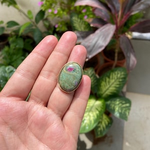 Ring met robijn en fuchsiet, een unieke ring met een groenroze steen, verstelbare messing statement ring, boho sieraden cadeau voor haar