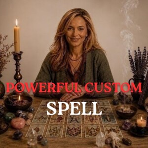 Puede incluir: Una mesa de madera muestra una cuadrícula de cartas del tarot, una bola de cristal, velas encendidas en candelabros, cuencos con piedras y hierbas secas. El texto POWERFUL CUSTOM SPELL aparece en rojo y blanco sobre la imagen de una persona.