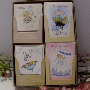 Cartes-cadeaux miniatures vintage des années 1950 pour la douche dans leur emballage d'origine 4 groupes de huit cartes dans une boîte 32 cartes au total 16 Shower nuptiale 16 génériques